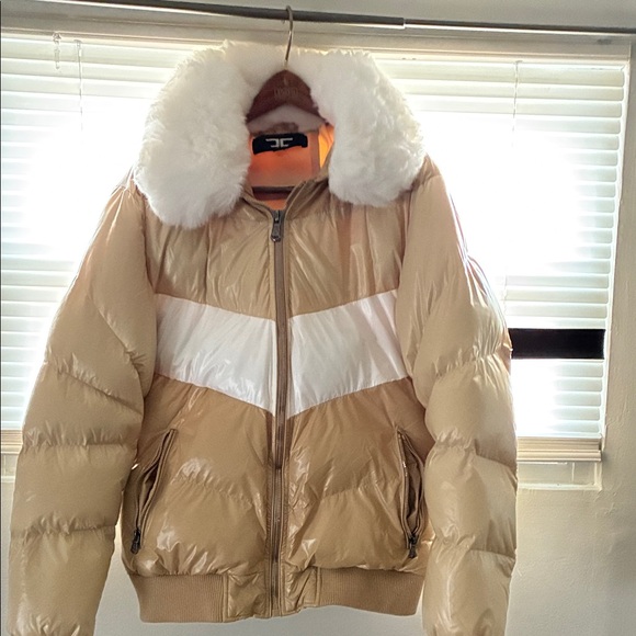 Elegant Tan Puffer Jacket with White Faux Fur Collar - Picture 2 of 3